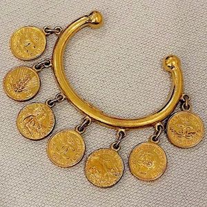 ❤️CHANEL❤️Vintage Medallion Cuff